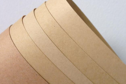 非印刷的淺色牛皮紙，使用效果更好